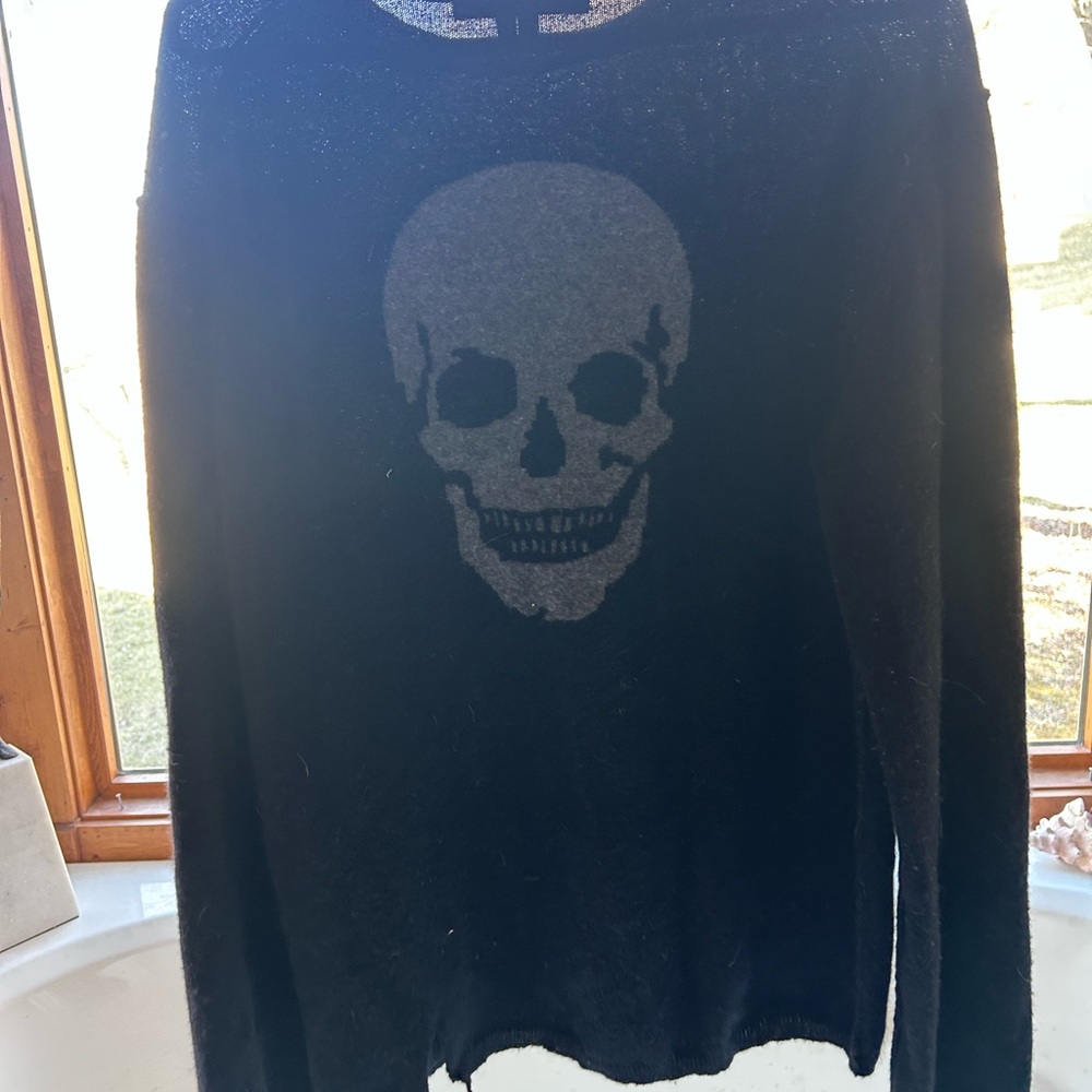Skull Cashmere Black Crewneck Sweater Gray Skull on back.. XL. Defect noted.